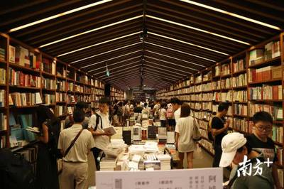 你今天被撒狗糧了嗎?這份七夕經(jīng)濟(jì)學(xué)告訴你…